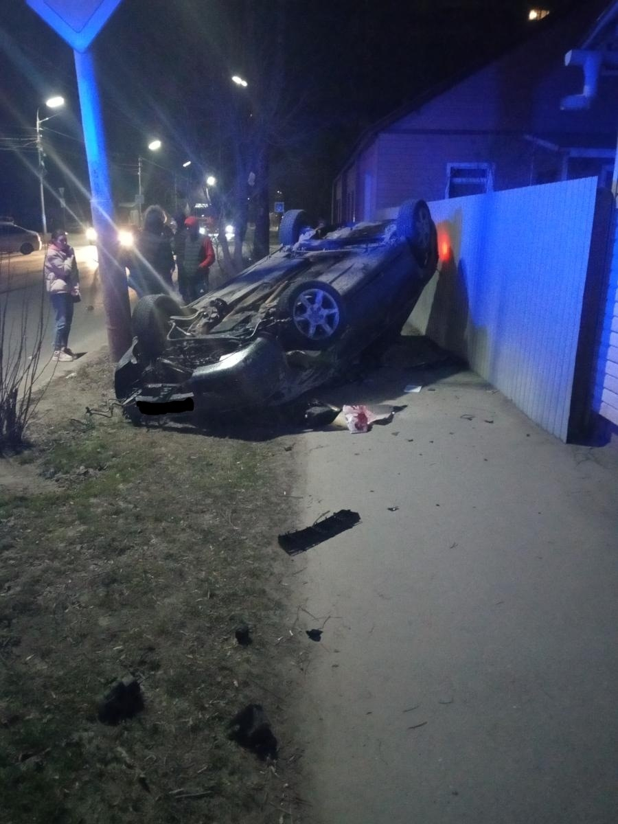 Машина перевернулась на крышу: ночью в Рязани две иномарки не поделили дорогу