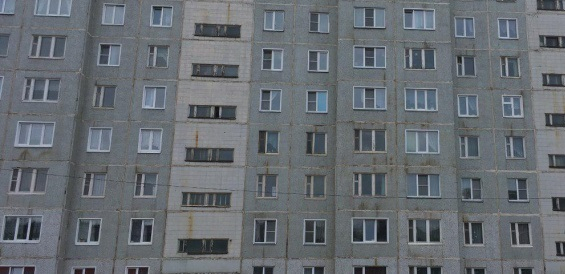 Девушка выпала из окна на Михайловском шоссе