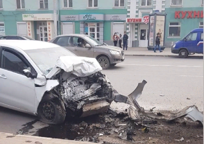 На полупустой дороге: на Первомайском проспекте машина врезалась в автобус