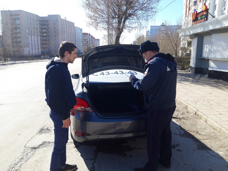 Ездил без медицинской маски: в Рязани полицейские выявили безответственного таксиста