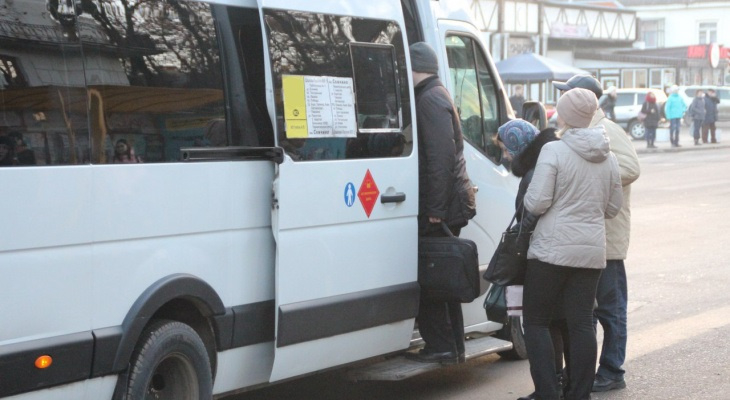 Проблемы в общественном транспорте: автобусы не ходят, а в маршрутках не принимают карты