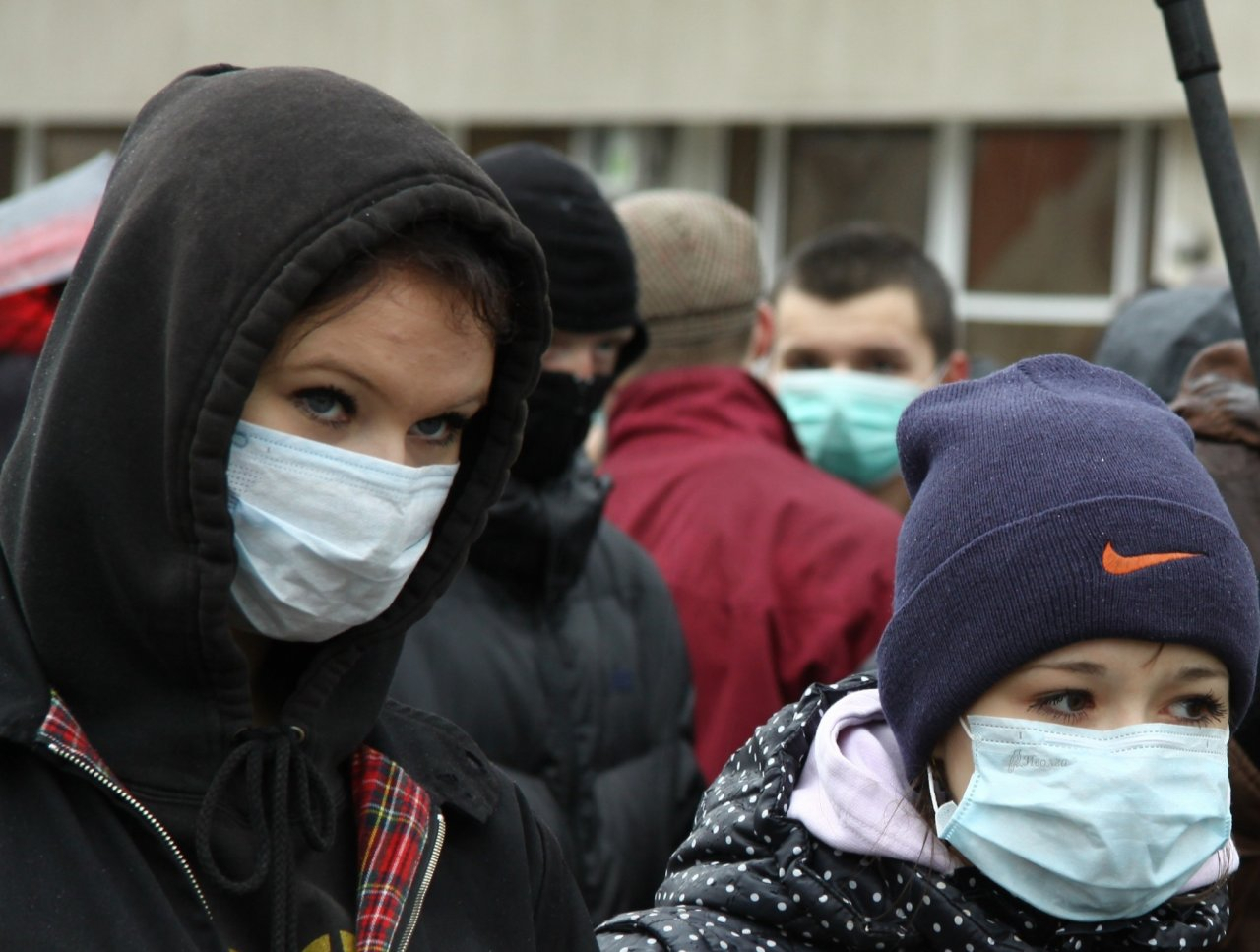 “Неэффективна на открытом воздухе”: в МЧС России объяснили, почему не стоит носить маску на улице