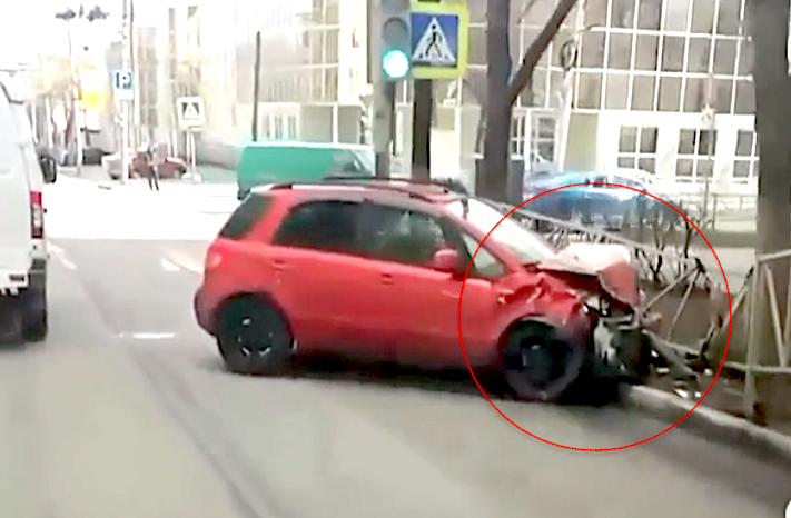 ДТП в Рязани: автомобиль врезался в отбойник