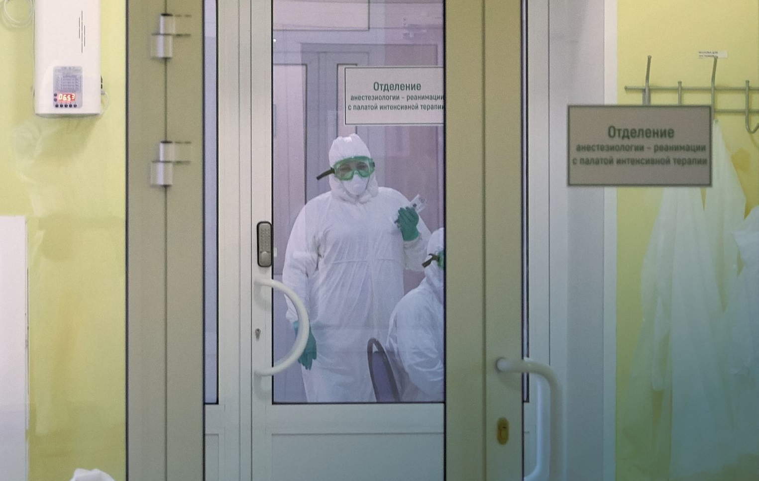 Опасная зона: врачи ОКБ опубликовали фото из изолятора с больными COVID-19