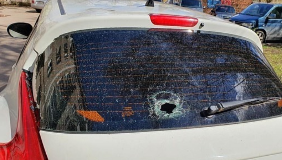 Прямо во дворе: рязанские вандалы разбили окно автомобиля