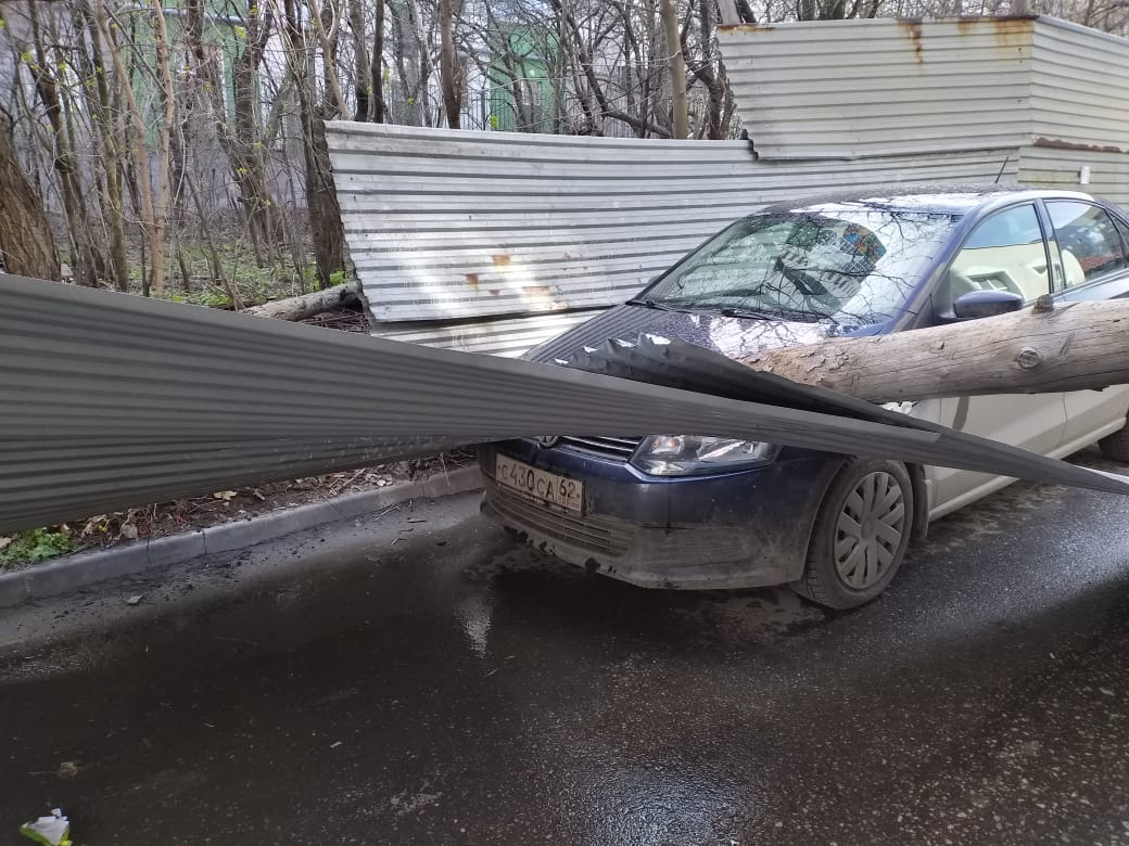 Сильный ветер: металлическое ограждение упало на автомобиль
