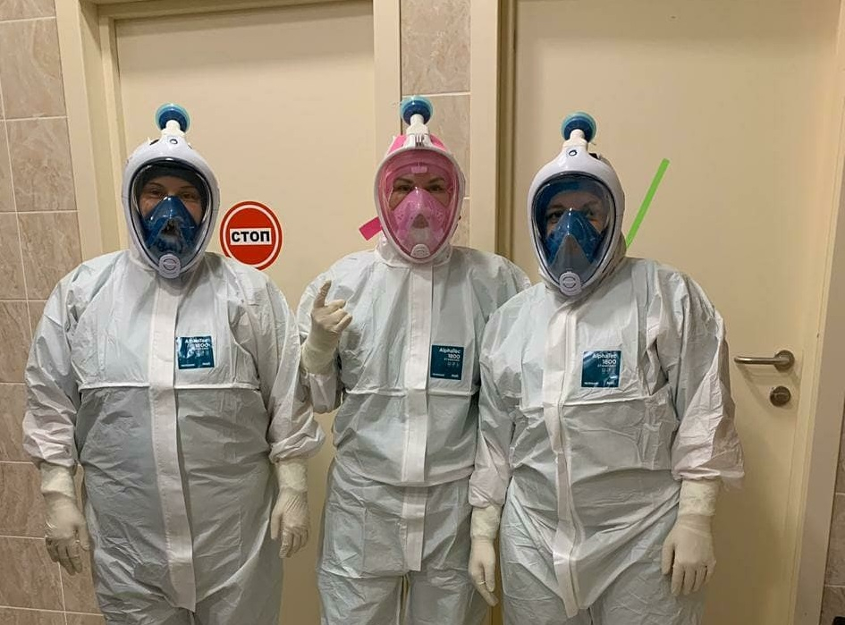 Против коронавируса: рязанские волонтеры делают защитные маски для медиков