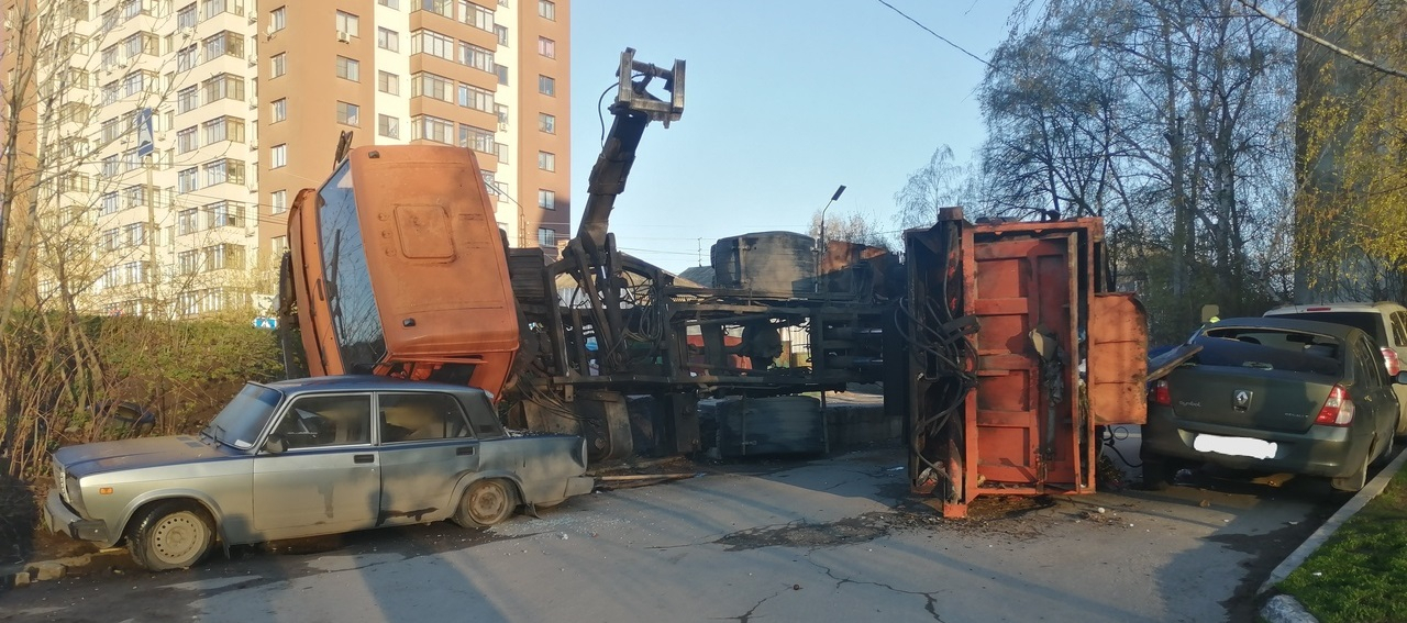 Зацепил 2 машины: в Рязани опрокинулся мусоровоз