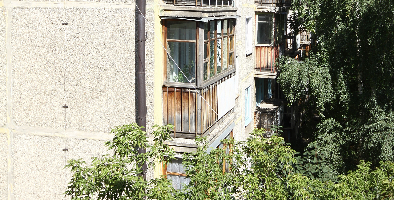 Сломал ребра и стопу: в Рязани мужчина выпал с балкона