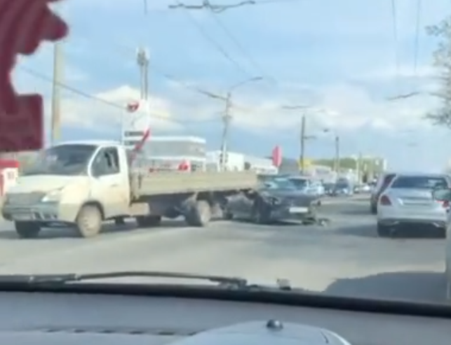 На Московском легковушка въехала в «Газель»: есть видео с места аварии