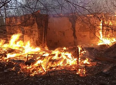Не смогли проехать пожарные: в Шиловском районе сгорел дом