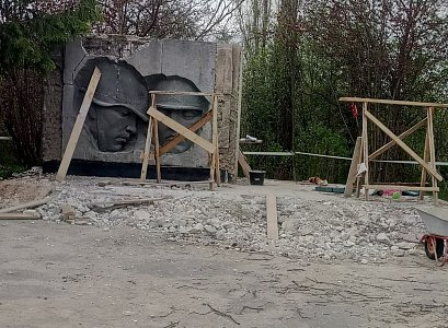 Во время ремонта: в Гусь-Железном разрушили памятник воинам, павшим в Великой Отечественной войне