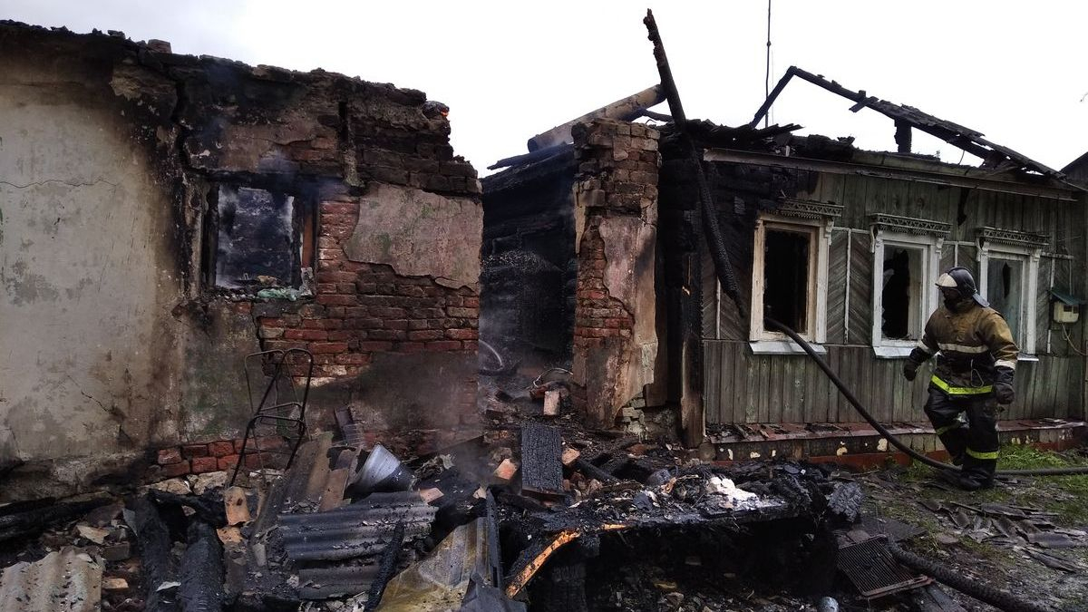 Остались лишь стены: в Ряжском районе сгорел дом