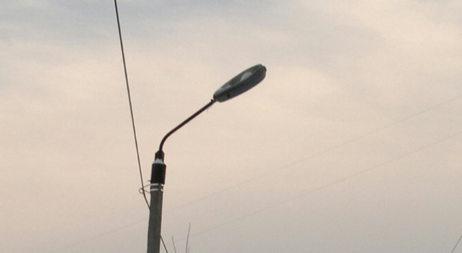 Зачем в самоизоляции уличные фонари? На Ленинского комсомола не могут починить освещение
