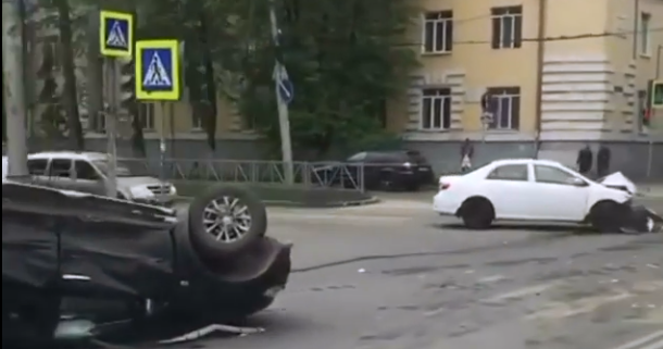 Авария на Гагарина: один из автомобилей перевернулся на крышу