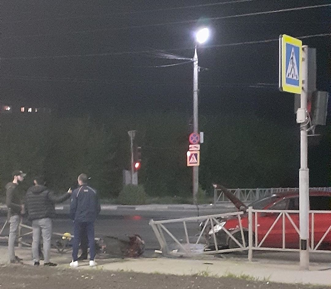 Сломал ограждение: на улице Зубковой произошла авария