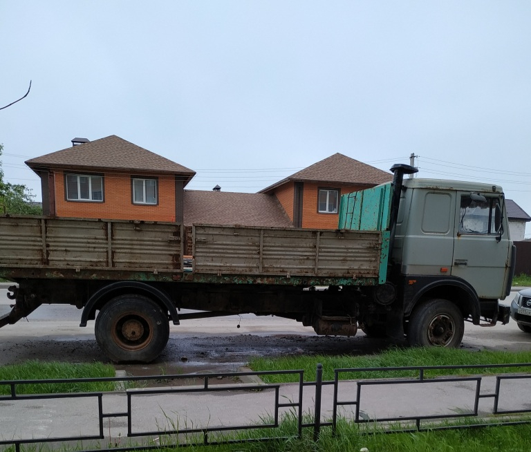 На улице в Семчине кто-то давно забыл грузовик: куда звонить, чтобы брошенный металлолом убрали?