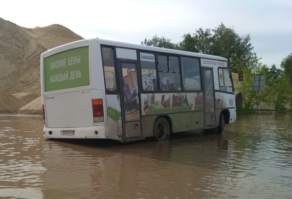 Ямы под водой: автобус увяз в луже на Восточном промузле