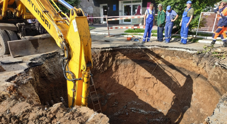 Четыре улицы без воды: в центре Рязани прорвало водопровод