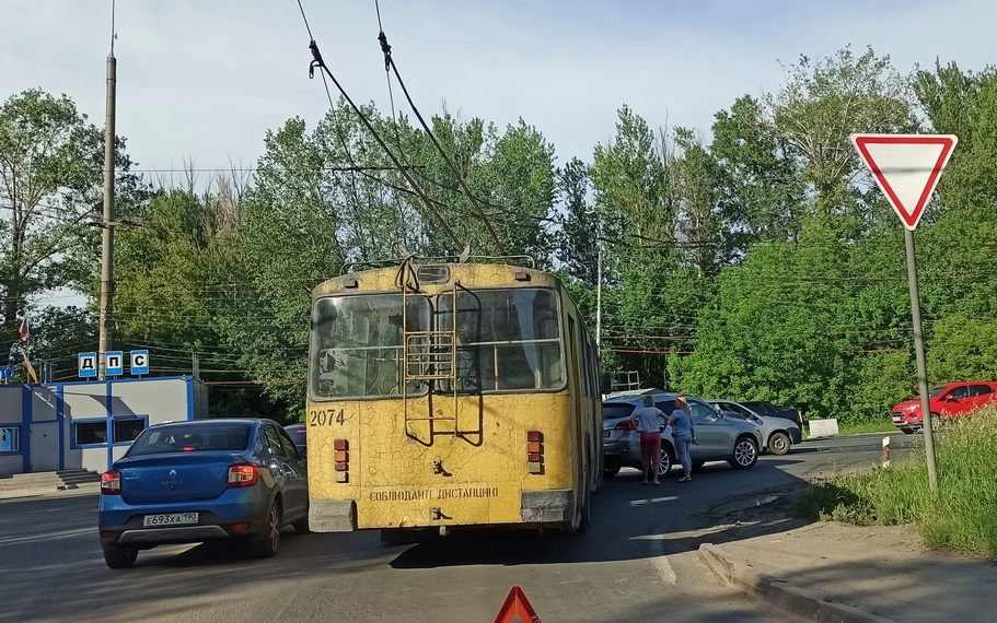 Троллейбус и иномарка: ДТП в Дягилеве