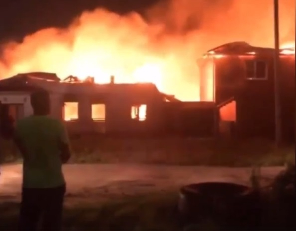 Ночной пожар: в Семчино загорелись несколько домов