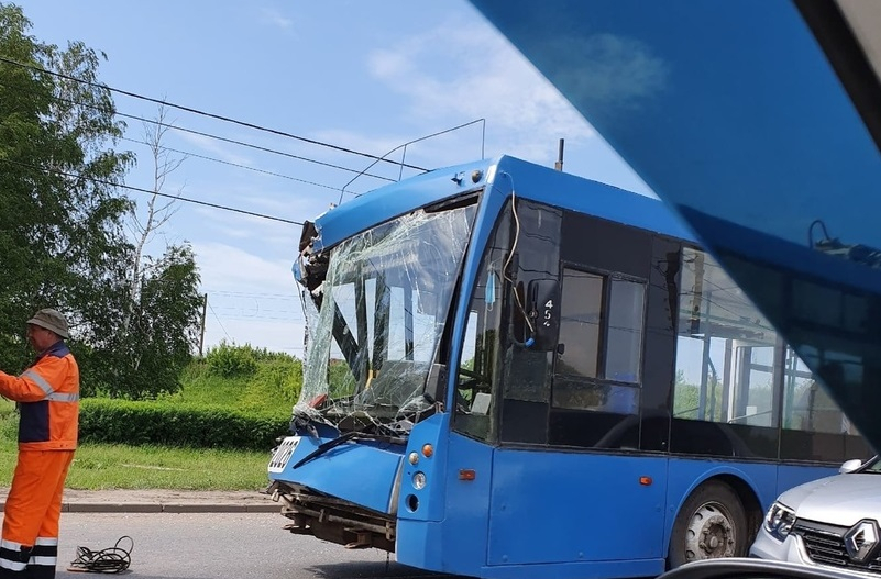 Пострадали 6 человек: на Московском шоссе троллейбус наехал на уборочную машину