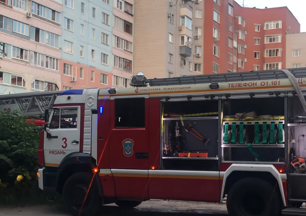 На седьмом этаже: в рязанском доме на Шевченко загорелась квартира