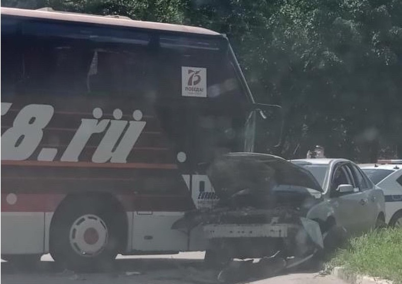 Авария на пересечении Татарской и Дзержинского: столкнулись автобус и легковушка
