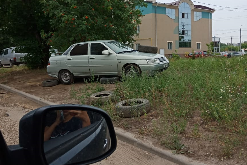 Запрос редакции: существует ли в Рязани ответственность за парковку на газонах?