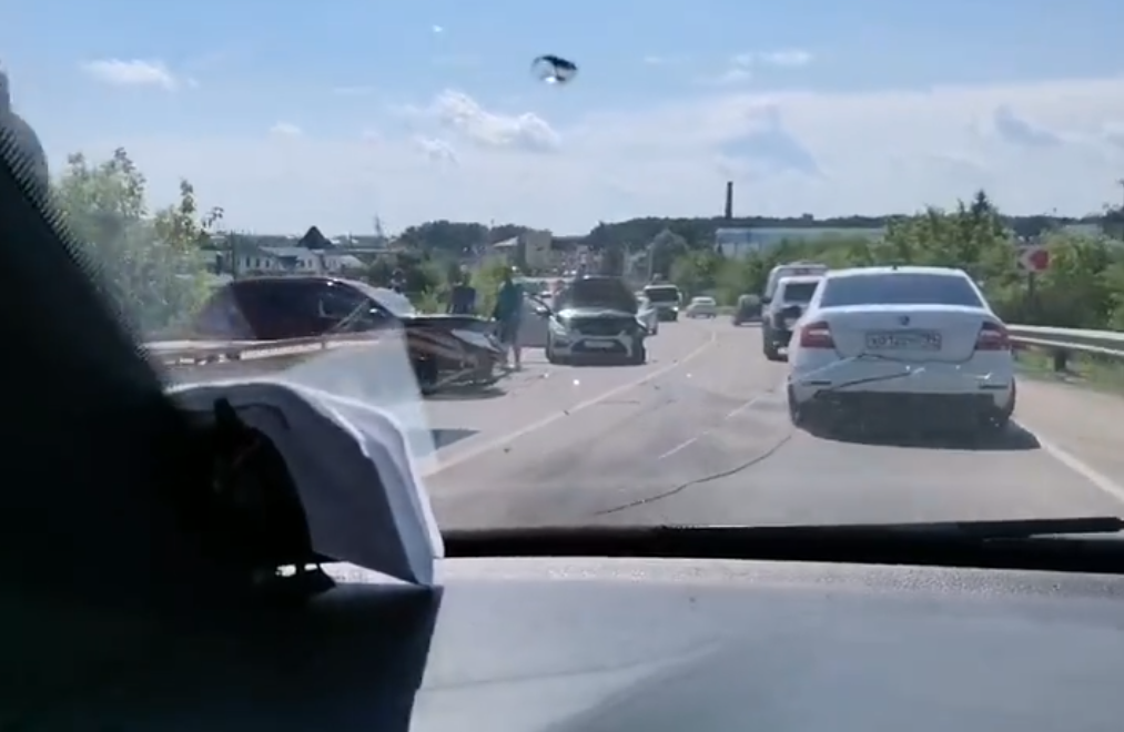 Массовая авария: на путепроводе в Рыбном столкнулись четыре автомобиля