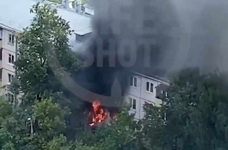 Горят 4 квартиры: в центре Москвы взорвался дом
