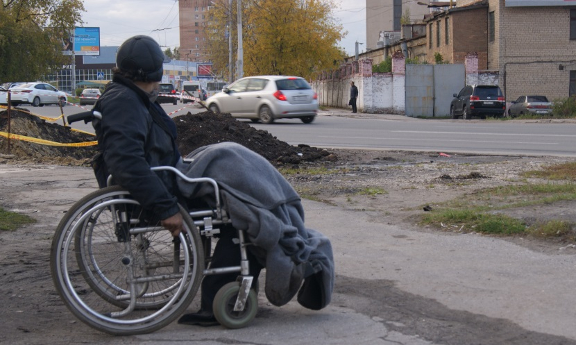 Приюты для бездомных закрыты: инвалид-колясочник несколько месяцев выживает на улице в Канищеве