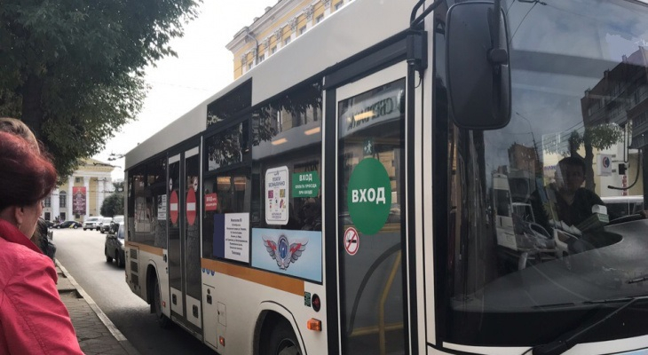 Не пускают пассажиров: в рязанском автобусе на ходу моют полы