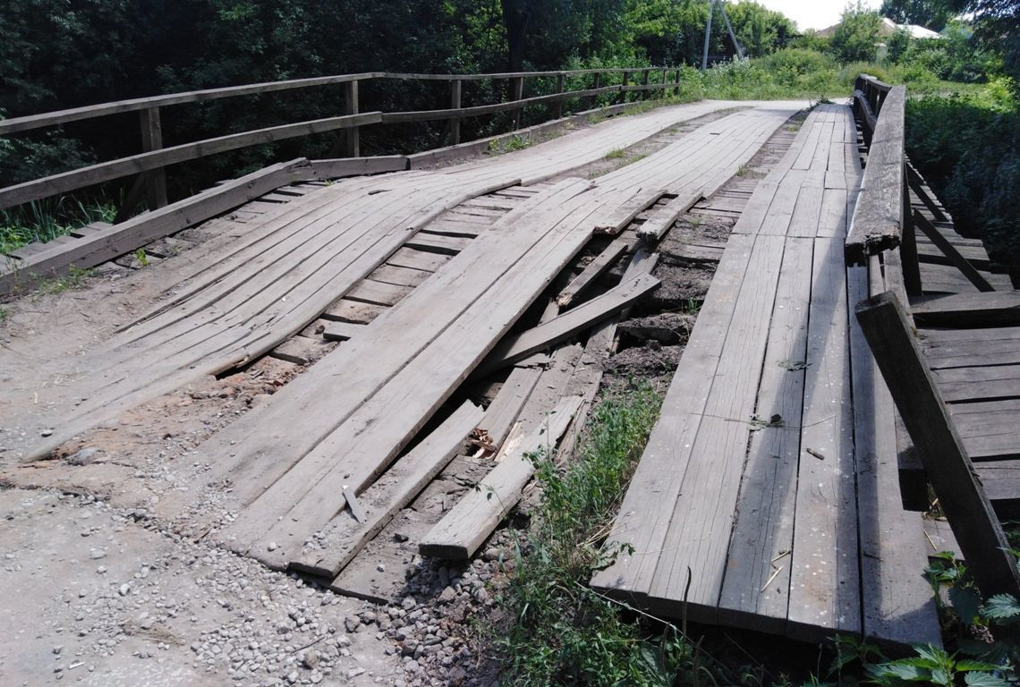 Проехал груженый ЗИЛ: в Сапожке рушится деревянный мост