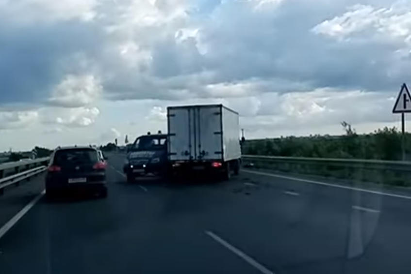 На Солотчинском шоссе столкнулись фургон и легковушка: тем, кто вечером возвращался в Рязань, было нелегко