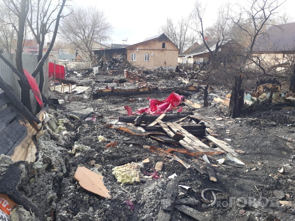 Пожар в микрорайоне Дягилево: жители сгоревшего дома не могут вывезти мусор уже четыре месяца