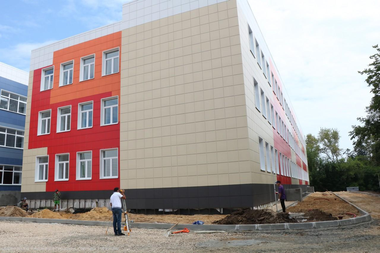 А теперь о хорошем: в Горроще завершают строительство школы на 1100 мест