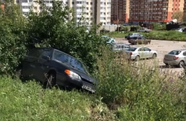 Работает полиция: в Дашково-Песочне автомобиль угодил в кювет