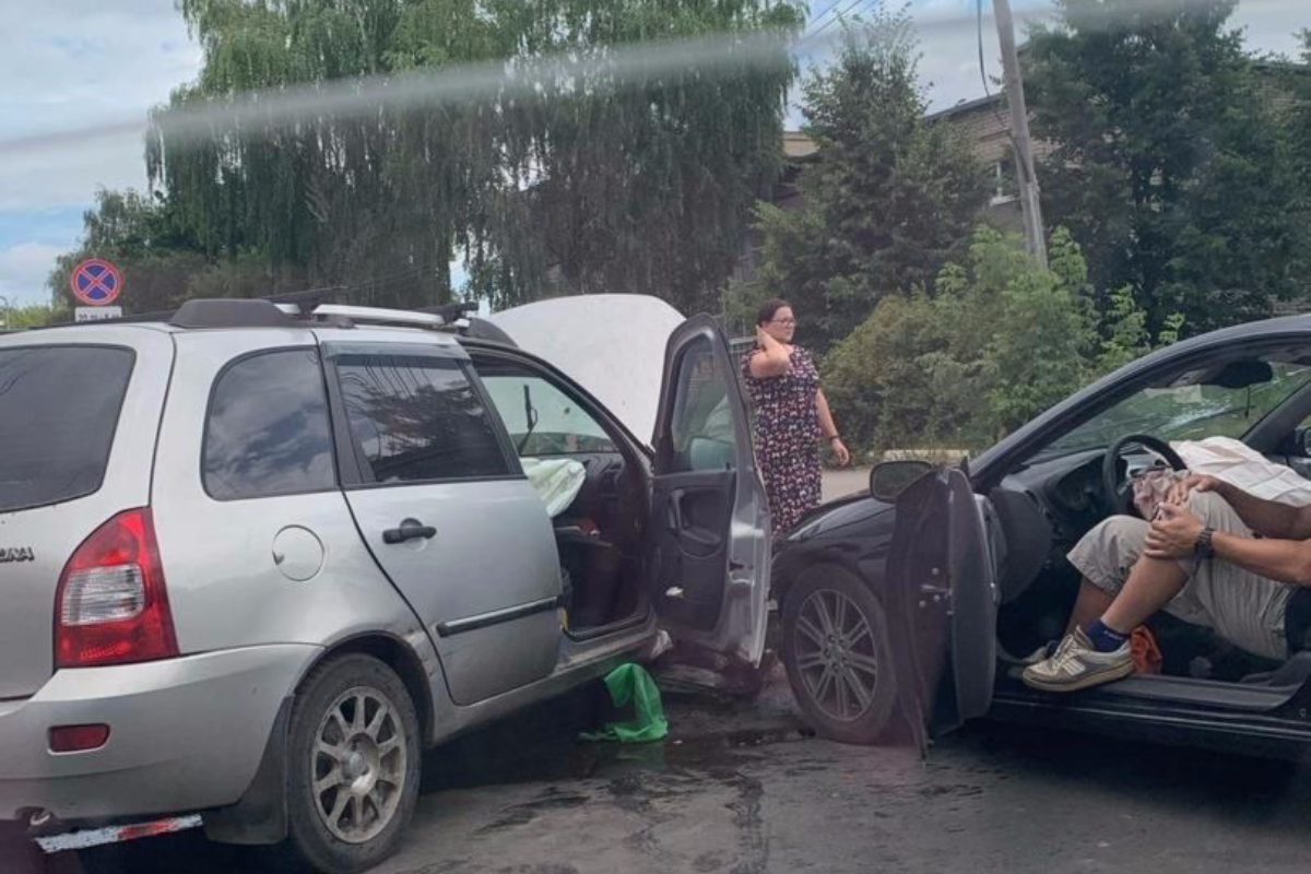 Привлекли медиков: на улице Шабулина в Рязани столкнулись Лада и Тойота