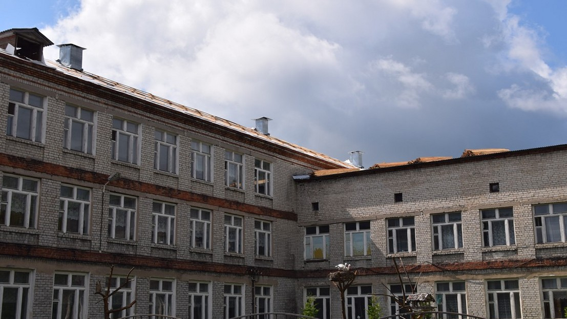 Пришлось делать паузу: строители доделают крышу клепиковской школы