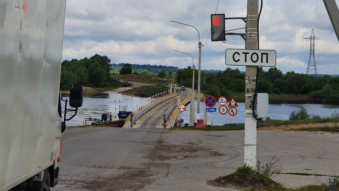 Спустя год: наплавной мост через Оку в Спасском районе оборудовали светофором