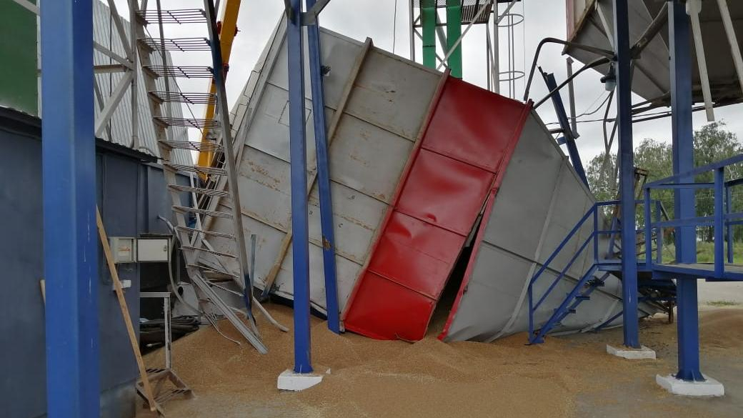 40 тонн: под Рязанью на рабочего рухнул бункер с зерном