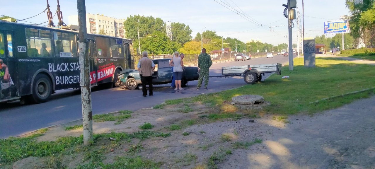 Пришлось в пробке постоять: на Московском шоссе разбились два автомобиля