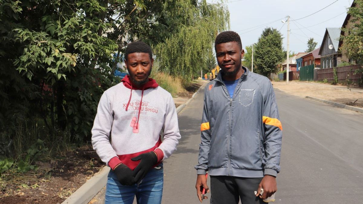 Экзотично: студенты из Камеруна строят дорогу в Спас-Клепиках