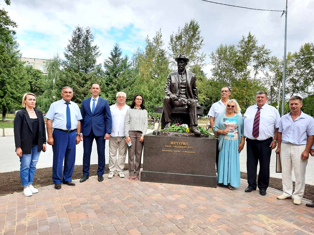 “Для нас это настоящее событие”: в Пронском районе открыли памятник Ивану Мичурину