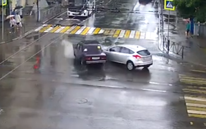 Видео: в ДТП на Циолковского пострадало два человека