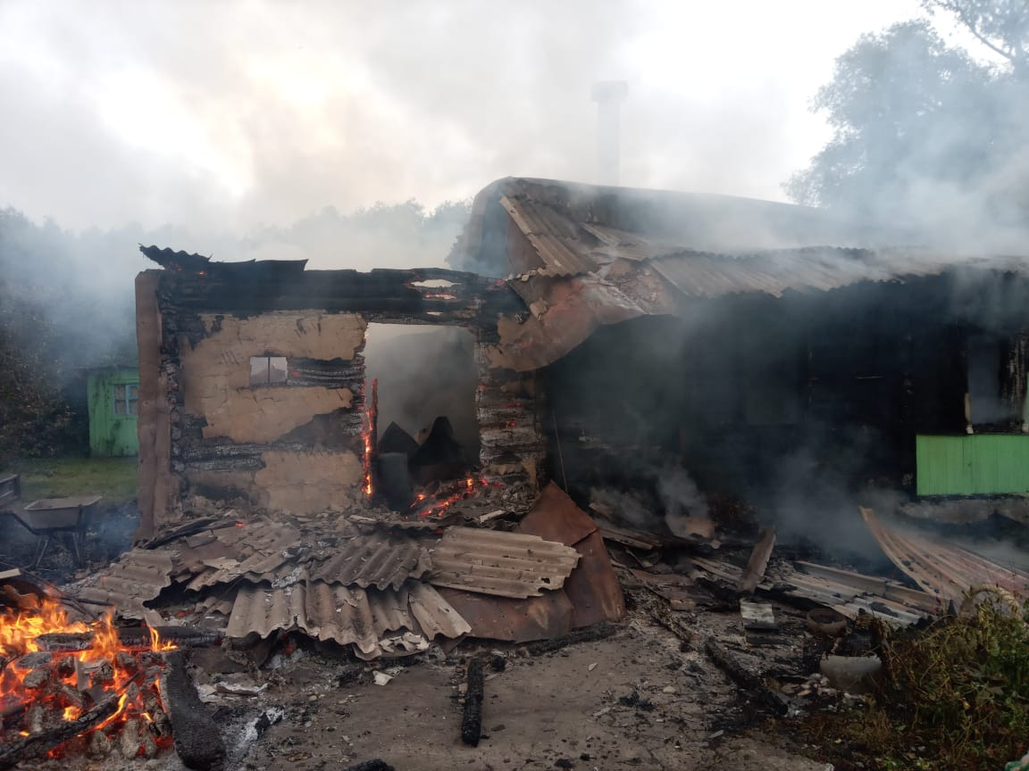 Обошлось без жертв: в Рязанской области сгорел деревянный дом