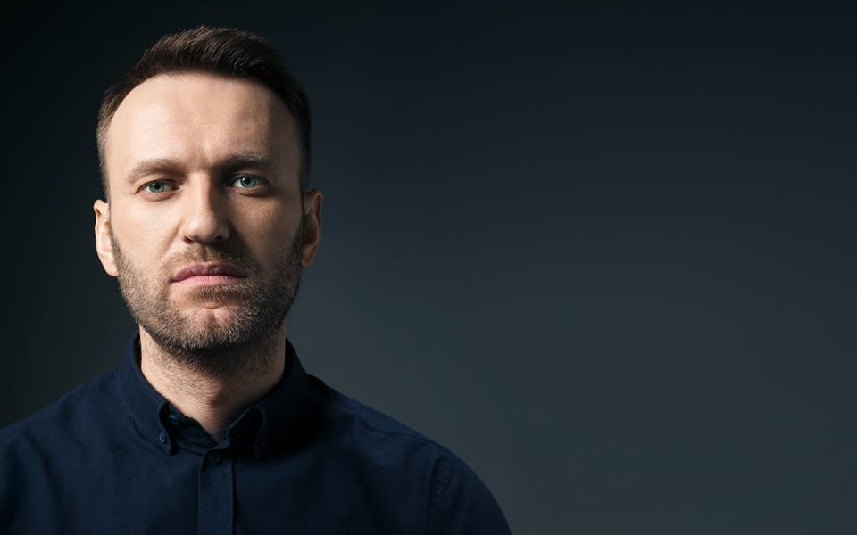 Экстренно посадили самолет: Алексея Навального госпитализировали с отравлением