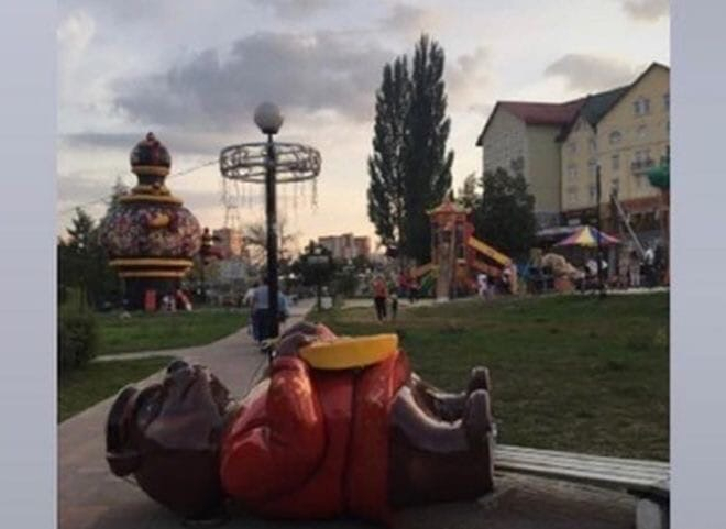 Огромный медведь упал на маленького мальчика: в центре Рязани скульптура чуть не задавила ребенка