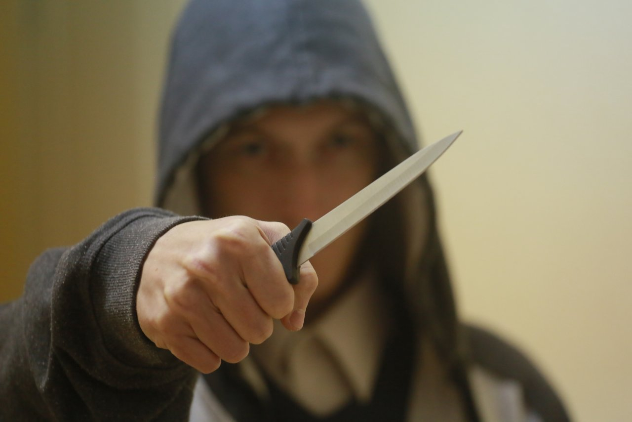 Решил поучить жизни: в Касимовском районе нетрезвый учитель угрожал соседке ножом